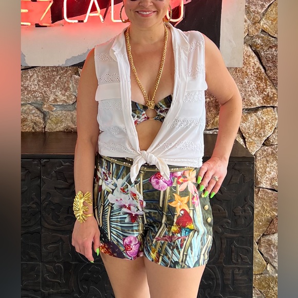 Camilla Top & shorts. Perfect for a hot summer day! - Picture 3 of 3